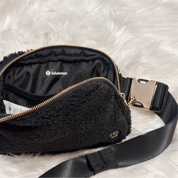 Lululemon Black Sherpa Everywhere Belt Bag 1L Fleece Black with Gold hardware - Picture 11 of 12